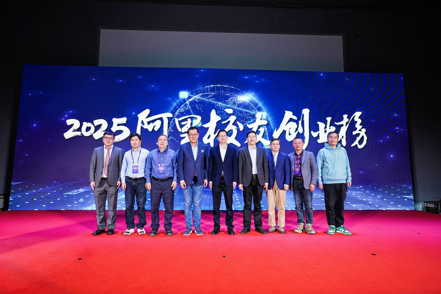 一群人站在台上 描述已自动生成