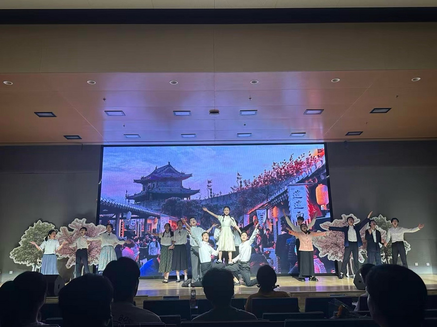 人们在看台上的人在房间里

中度可信度描述已自动生成