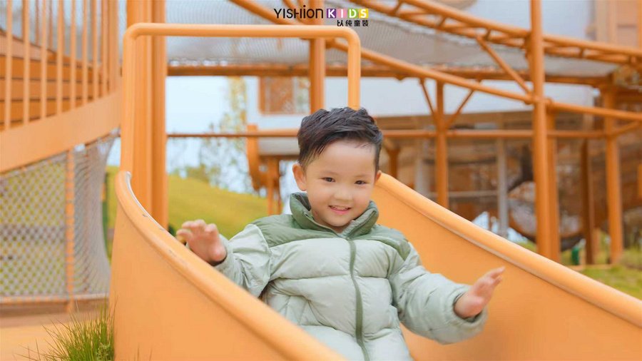 小孩在围栏边
AI 生成的内容可能不正确。